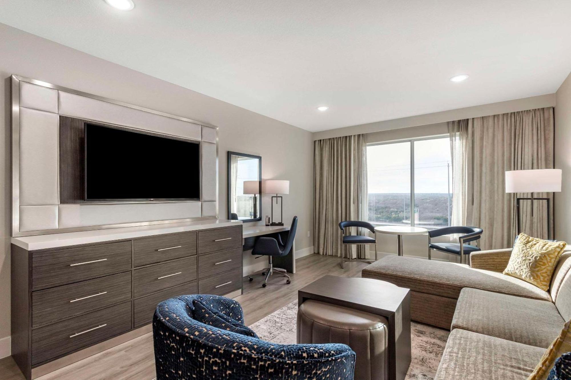 Cambria Hotel Austin Uptown Near The Domain Exterior photo